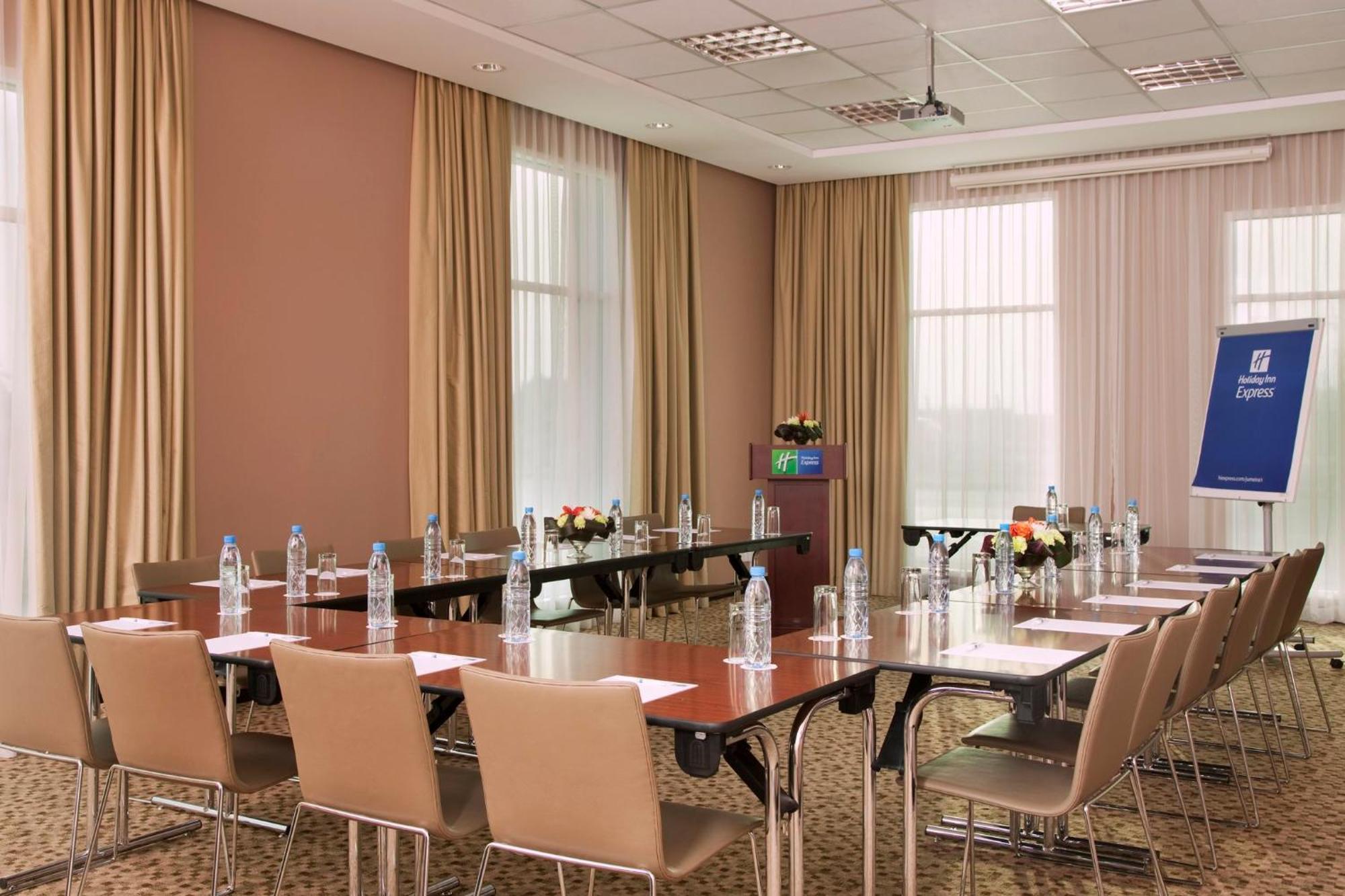 Holiday Inn Express Dubai, Jumeirah By Ihg Экстерьер фото